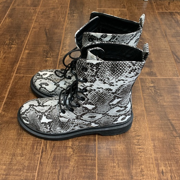Wild Diva snake print boots - Picture 1 of 3